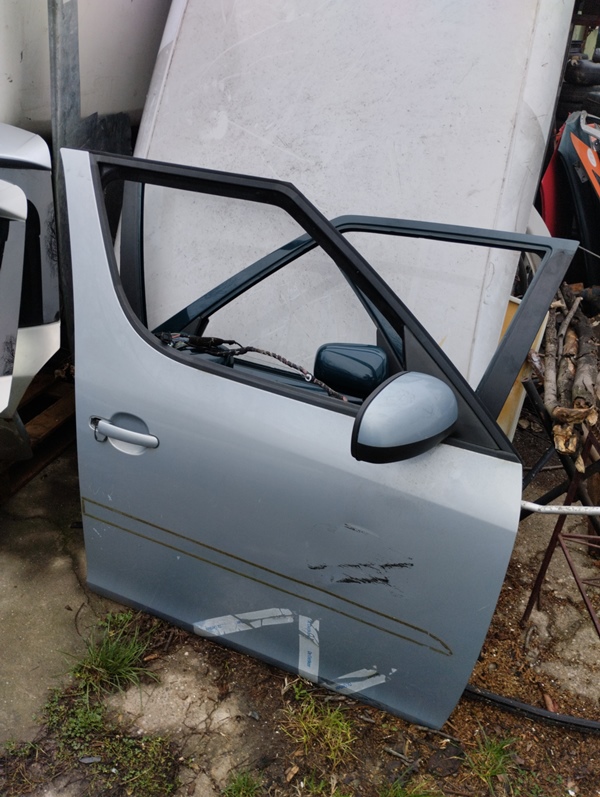 ŠKODA ROOMSTER PREDNJA DESNA Vrata 5J7831056